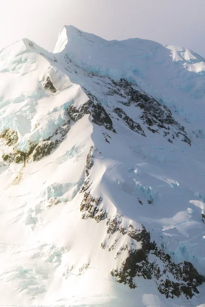 Paisaje de invierno de la cordillera de nieve —  Fotos de Stock