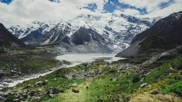 Dağlar, göller ve çayır peyzaj