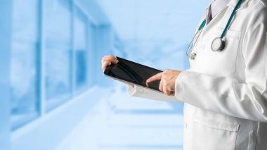 Erkek doktor tablet bilgisayar kullanarak.
