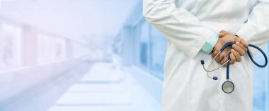 erkek doktor hastanede