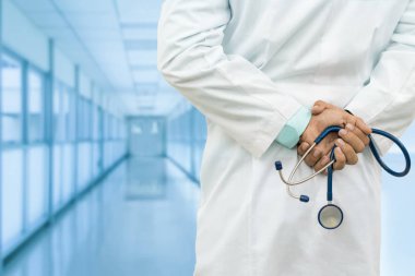 erkek doktor hastanede