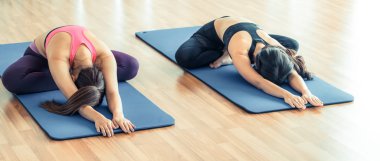 Yapıyor kadın fitness salonunda yoga esneme arka