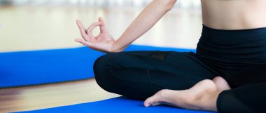 Kadın pratik yoga teşkil spor salonunda