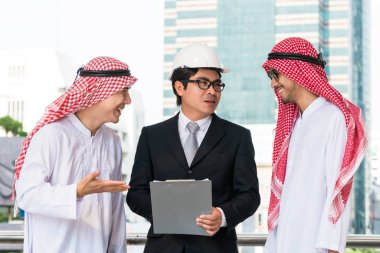 Çok etnik işadamları inşaatı iş üzerinde tartışıyor