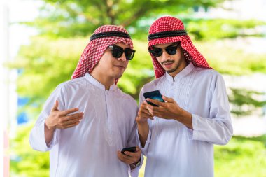 Konuşmak ve cep telefonuyla Arap erkekler