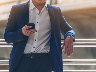 Akıllı telefon kullanan bir iş adamı.