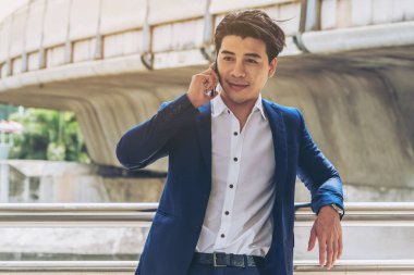 Akıllı telefon kullanan bir iş adamı.