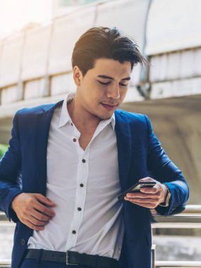 Akıllı telefon kullanan bir iş adamı.