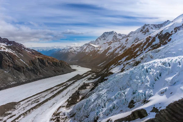 Yeni Zelanda Dağları'nın havadan görünümü.