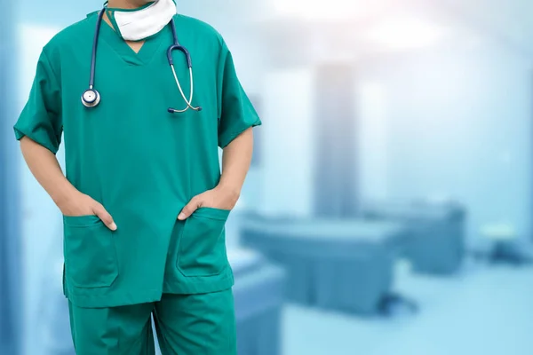 Лікар-хірург стоїть в лікарні — стокове фото