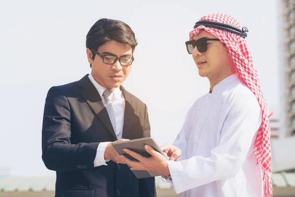 Hombre árabe y hombre de negocios discusión — Foto de Stock