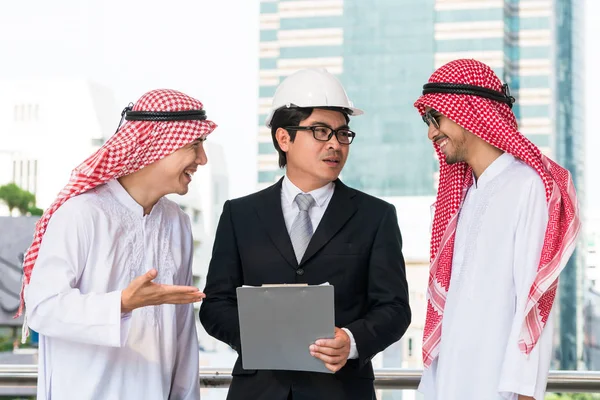 Çok etnik işadamları inşaatı iş üzerinde tartışıyor