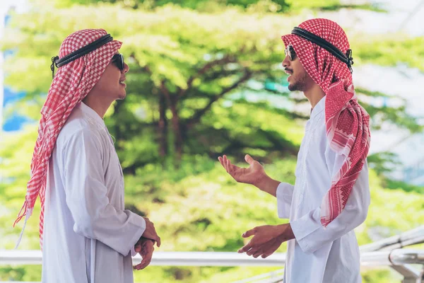 İki Arap adam konuşurken, iş toplantısı