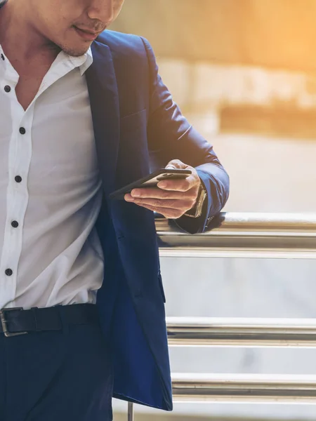 Homem de negócios usando smartphone — Fotografia de Stock