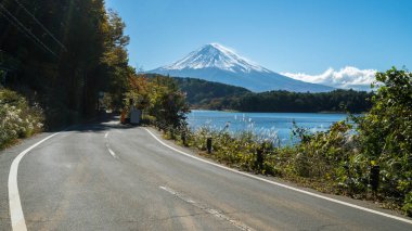 MT Fuji Japonya ve göl Kawaguchiko yola