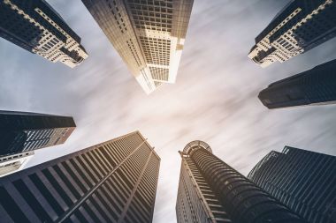 İş binaları manzarası ile mavi gökyüzü ararken