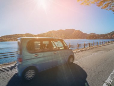 Eko araba göl ve dağ yakınındaki yolda