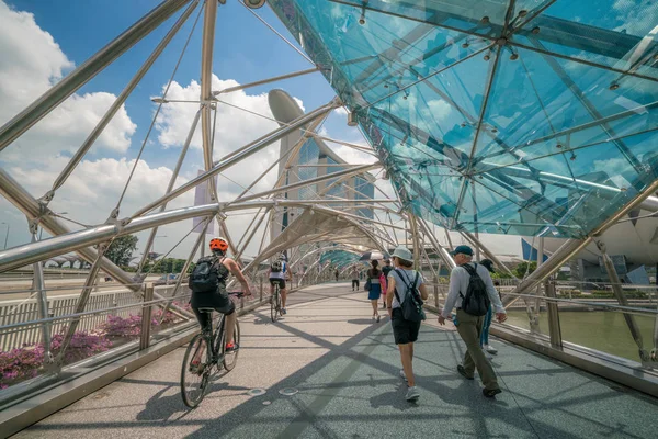 Marina Bay, Singapur Bridge'de helix sürme bisikletçi
