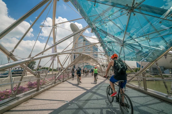 Ποδηλάτης ιππασίας στο helix γέφυρα στην Marina Bay, Σιγκαπούρη — Φωτογραφία Αρχείου