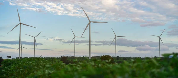 Fazenda de turbinas eólicas, conceito de energia eólica . — Fotografia de Stock