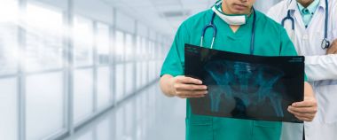 Cerrah ve Doktor Röntgen filmine bakarken.