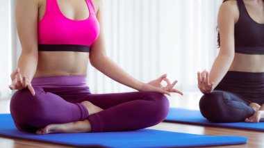 Yoga lotus yapıyor kadın fitness beden eğitimi dersinde poz