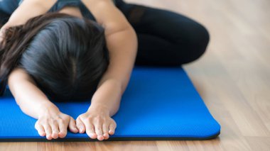 Kadın pratik yoga teşkil spor salonunda