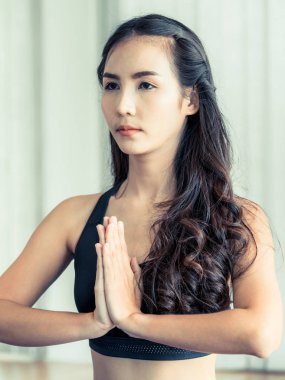 Kadın pratik yoga teşkil spor salonunda