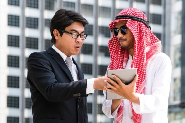 Arap adam ve iş tartışma dostum