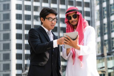 Arap adam ve iş tartışma dostum