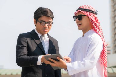 Arap adam ve iş tartışma dostum