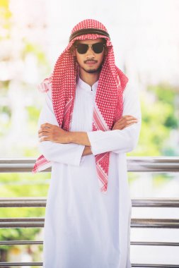 Arap adam ya da işadamı silah geçti