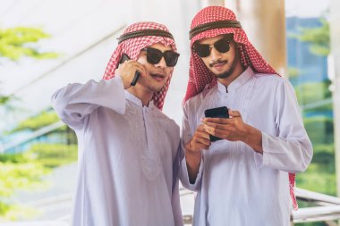 Konuşmak ve cep telefonuyla Arap erkekler