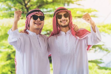 Mutlulukla gülümseyerek başarılı Arap adam