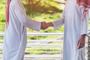 Arap adam tokalaşırken, iş başarısı