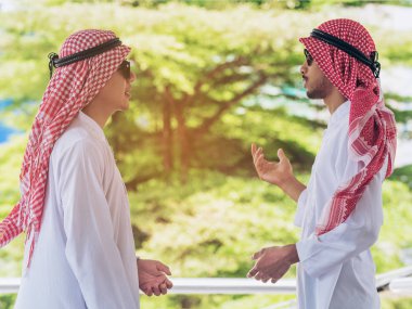 İki Arap adam konuşurken, iş toplantısı