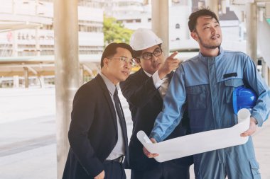 Adam mühendis ve iş planı hakkında tartışmak