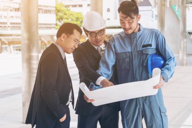 Adam mühendis ve iş planı hakkında tartışmak