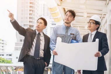 Adam mühendis ve iş planı hakkında tartışmak