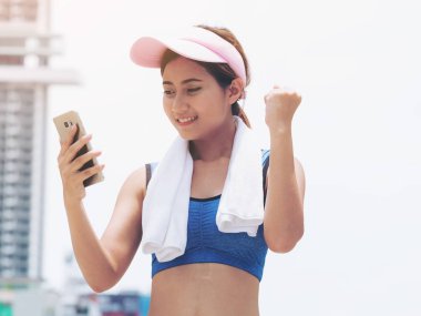 Spor kadın runner Smartphone kullanarak