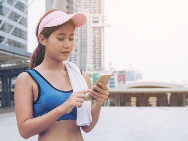 Spor kadın runner Smartphone kullanarak