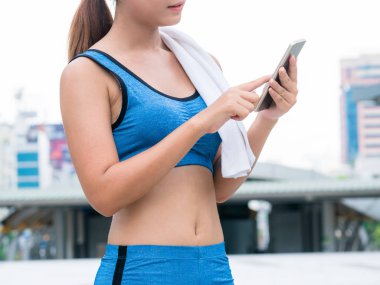 Spor kadın runner Smartphone kullanarak