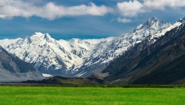Dağ aralıkları ve yeşil alan peyzaj çim