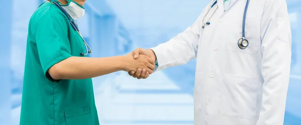 Médicos dándose la mano. Trabajo en equipo de médicos . — Foto de Stock