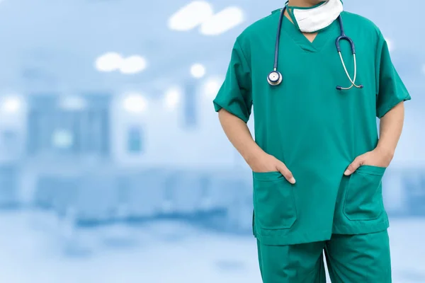 Γιατρός χειρουργός αρσενικό στέκεται στο νοσοκομείο — Φωτογραφία Αρχείου