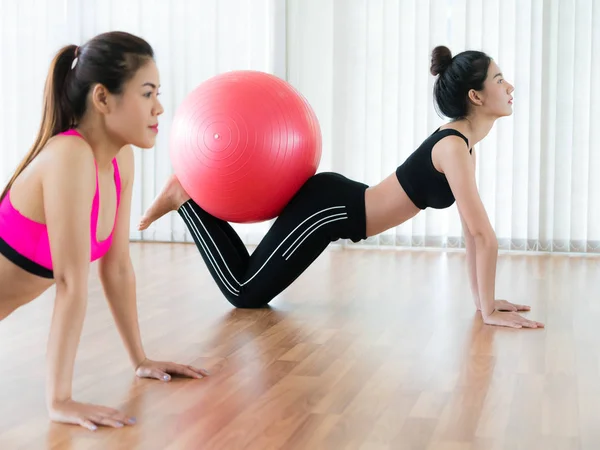Ženy, které děláte cvičení s fit ball v tělocviku — Stock fotografie