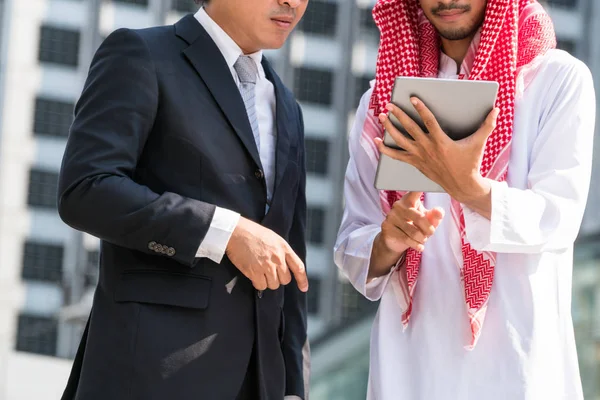 阿拉伯男人和业务人讨论 — 图库照片