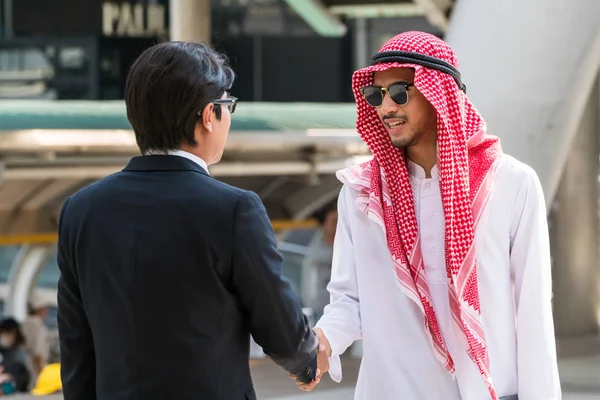 Los hombres de negocios árabes temblor de manos, negocios en el extranjero — Foto de Stock