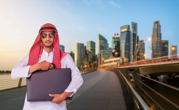 Аравійська чоловік тримає бізнес портфель. — стокове фото