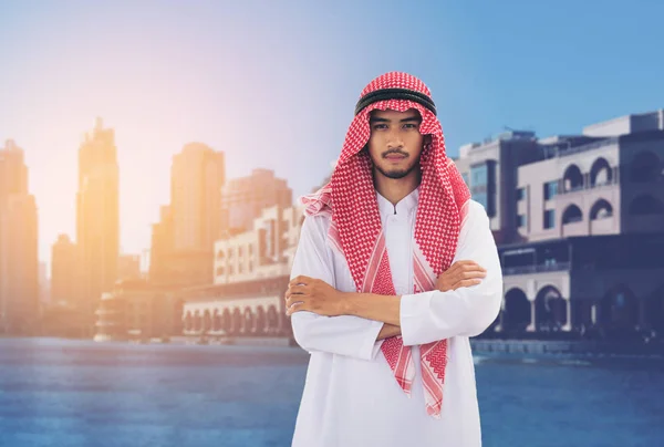 Hombre árabe, empresario en el fondo de la ciudad — Foto de Stock